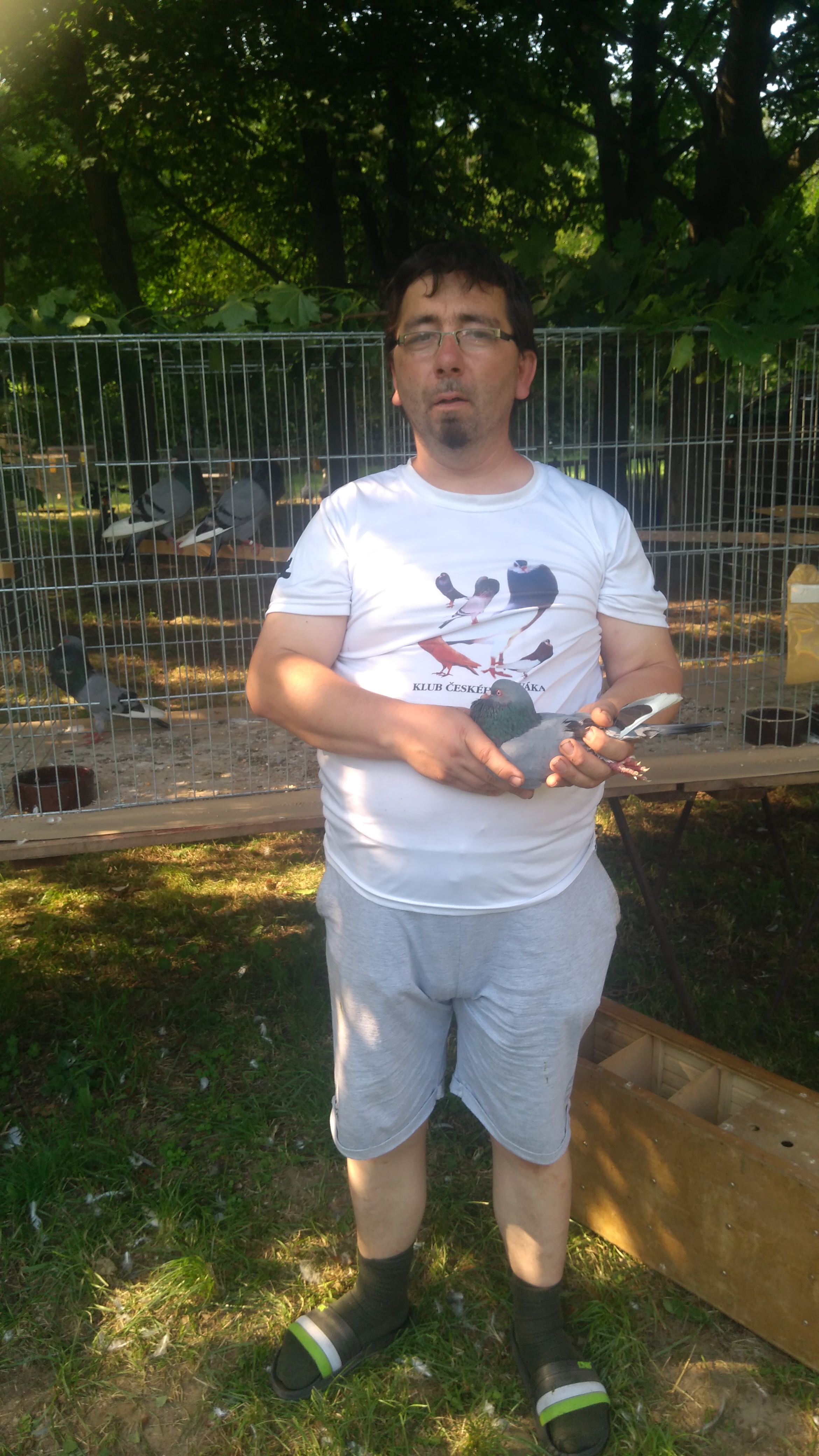 př. Miloš Neborovský v klubovém tričku s kolekcí Českých staváků modrých bělohrotých